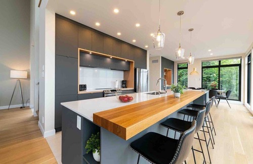 Les Eboulements Ski Chalet | Idyllic Quai Perché Cottage with River Views & Family Amenities