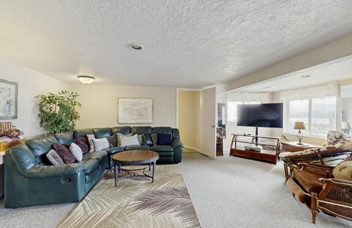 Manson House | Relaxing Quail Haven Retreat with Pool & Hot Tub Access