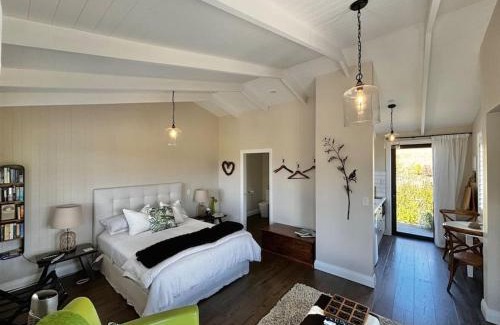 Hawkesbury Apartment | Elegant Cottage with Vineyard Views and Breakfast Included