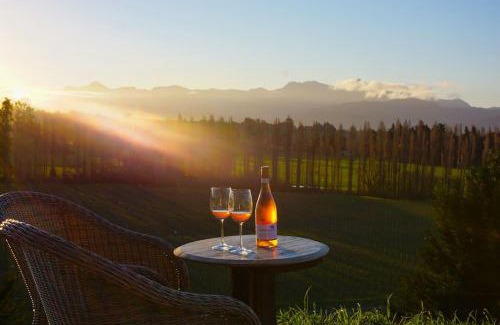 Hawkesbury Apartment | Elegant Cottage with Vineyard Views and Breakfast Included