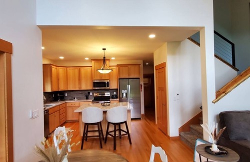Jacksonville House | Quaint Quail Run River View Cottage with Breakfast Included!