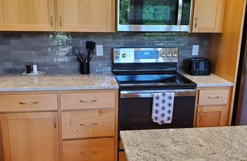 Jacksonville House | Quaint Quail Run River View Cottage with Breakfast Included!