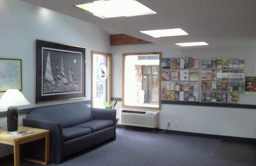 Osage Beach Hotel | Cozy Quails Nest Inn & Suites: Pool, Restaurant, Breakfast