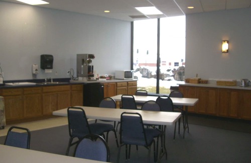 Osage Beach Hotel | Cozy Quails Nest Inn & Suites: Pool, Restaurant, Breakfast