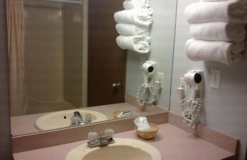 Osage Beach Hotel | Cozy Quails Nest Inn & Suites: Pool, Restaurant, Breakfast