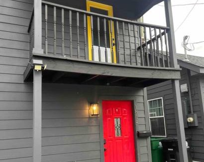 Washington Ave./ Memorial Park House | Cozy 1-Bedroom Retreat Near Downtown - Pet Friendly Stay