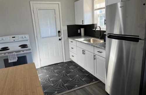 Washington Ave./ Memorial Park House | Cozy 1-Bedroom Retreat Near Downtown - Pet Friendly Stay