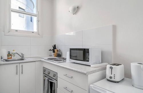 Manly Apartment | Inviting 1BD Retreat Steps from Manly Beach's Sand