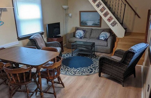 Old Orchard Beach Cottage | Charming 2-Bedroom Cottage with Ocean View and Private Yard