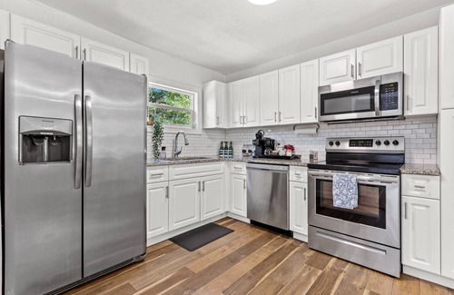 Old Seminole Heights House | Pet-Friendly 2 BR Retreat Near Downtown Tampa – Rated 9.8
