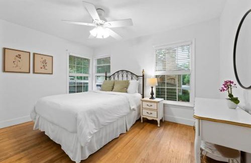 South Manchaca House | Charming 3 Bedroom House with Large Yard, Pet Friendly