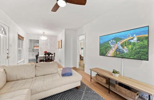 South Manchaca House | Charming 3 Bedroom House with Large Yard, Pet Friendly