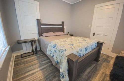 Niagara Falls Apartment | Charming 3BR Retreat Just Minutes from Niagara Falls
