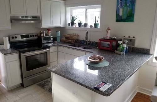 Abingdon Cottage | Cozy Abingdon Cottage with Lake View & Spa Amenities