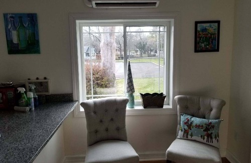 Abingdon Cottage | Cozy Abingdon Cottage with Lake View & Spa Amenities