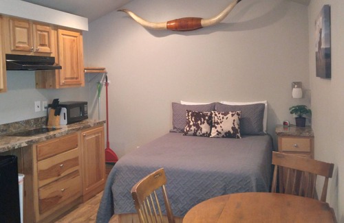 Palestine House | Quaint and Cozy Cabin at The Ranch at Walston Springs