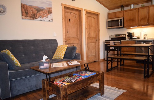 Cannonville Cabin | Charming Cabin in Bryce Canyon with Kitchen & Breakfast