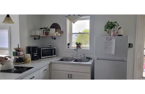 Belleville Apartment | Charming Big Valley Apartment with Kitchen & Child-Friendly Amenities