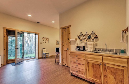 Hampton Apartment | Charming Apt Near Appalachian Trail with Spa & Breakfast