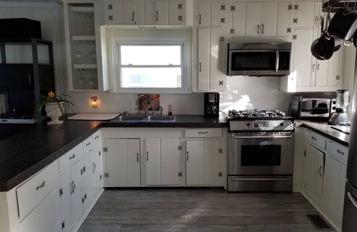 Kawkawlin Cottage | Cozy Beach Cottage with Ocean Views and Pool Access