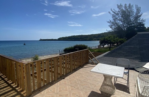 Rio Bueno House | Cozy Beachfront Bungalow with Family and Pet-Friendly Amenities