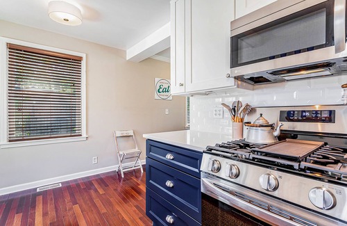 Three Oaks House | Budget-Friendly Getaway: Dog-Friendly Home Near Downtown