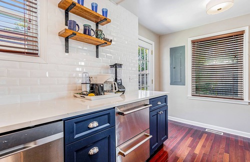 Three Oaks House | Budget-Friendly Getaway: Dog-Friendly Home Near Downtown
