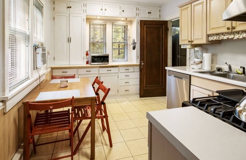 Mundelein House | Cozy Bungalow Near Great Lakes Naval Base with Pool