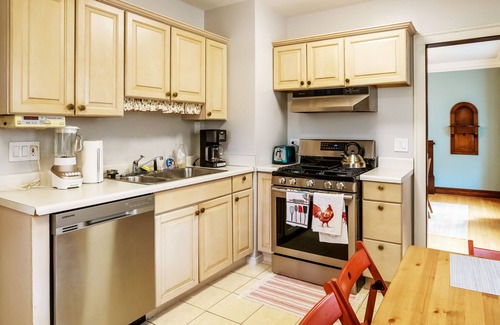 Mundelein House | Cozy Bungalow Near Great Lakes Naval Base with Pool
