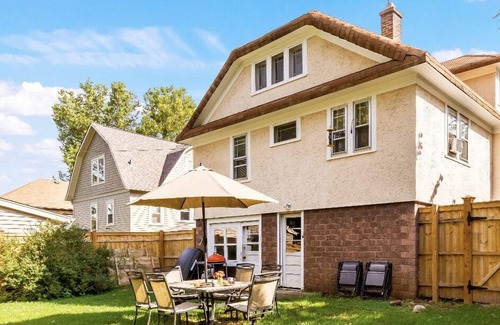 Mundelein House | Cozy Bungalow Near Great Lakes Naval Base with Pool