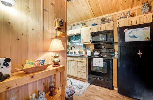 Cleveland Cabin | Cozy Cabin with Pool and Lake Access Near Helen, GA