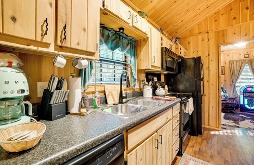 Cleveland Cabin | Cozy Cabin with Pool and Lake Access Near Helen, GA