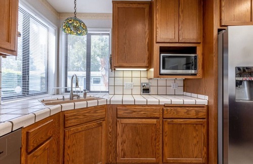 Palo Alto House | Inviting 4BR Palo Alto Retreat with Spa & Breakfast