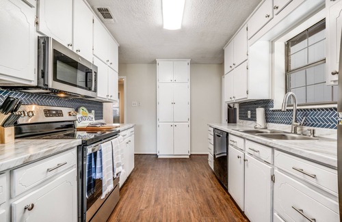 Justin House | Charming City Retreat in Justin - Pet-Friendly & Remodeled