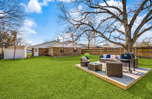 Justin House | Charming City Retreat in Justin - Pet-Friendly & Remodeled