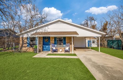 Justin House | Charming City Retreat in Justin - Pet-Friendly & Remodeled