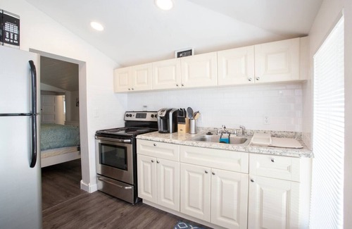 Ozona Cottage | Bright Cottage Retreat with Ocean View in Ozona