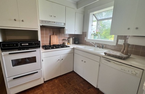 Dartmouth Apartment | Charming Oceanfront Cottage in Padanaram with Spa & Pool