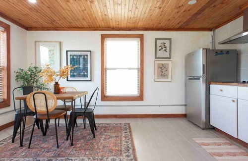 Buckner House | Quaint Cottage Downtown Buckner