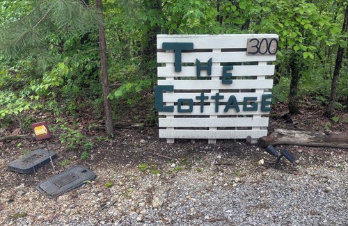 Cedar Bluff Cottage | Quaint Cottage Getaway