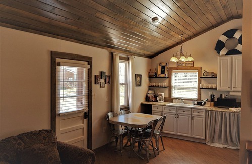 Camden Cottage | Charming Cottage Retreat in Birdsong Creek with Pool & Views