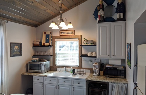 Camden Cottage | Charming Cottage Retreat in Birdsong Creek with Pool & Views
