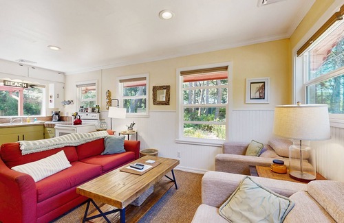 Tillicum Beach Cottage | Cozy Cottage Retreat Steps from the Beach - Pet Friendly