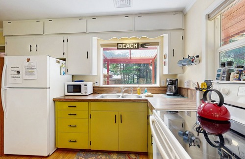 Tillicum Beach Cottage | Cozy Cottage Retreat Steps from the Beach - Pet Friendly