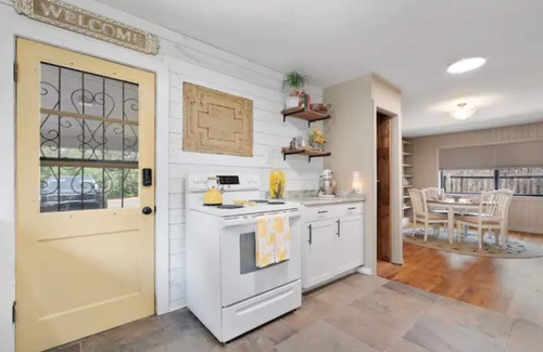 Hot Springs House | Charming Cottage Steps from Oaklawn and Downtown Attractions
