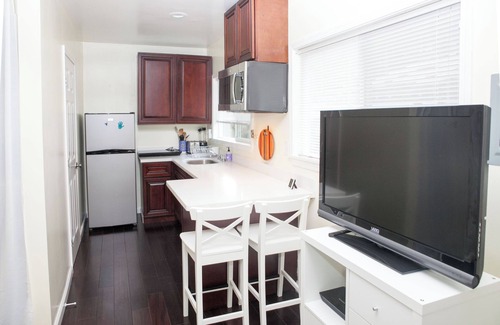Kensington Apartment | Idyllic Cottage Retreat with Spa in Kensington Hills