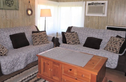 Breakwater Village House | Quaint Cottage on Scenic Ocean Rd - Close to Local Restuarants, Breakwater Village & Cronin Beach