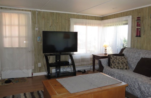 Breakwater Village House | Quaint Cottage on Scenic Ocean Rd - Close to Local Restuarants, Breakwater Village & Cronin Beach