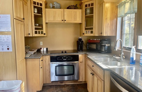 Curtice Cottage | Charming Cottage Steps from Lake Erie – Pet and Child Friendly