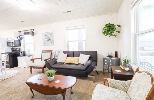 Wilmington Cottage | Charming Cottage with Ocean View & Pet-Friendly Amenities